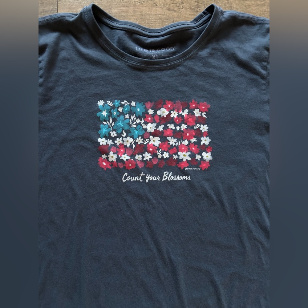 Life is good crusher-lite womens size XL blue count your blossoms v-neck t-shirt - Picture 2 of 8